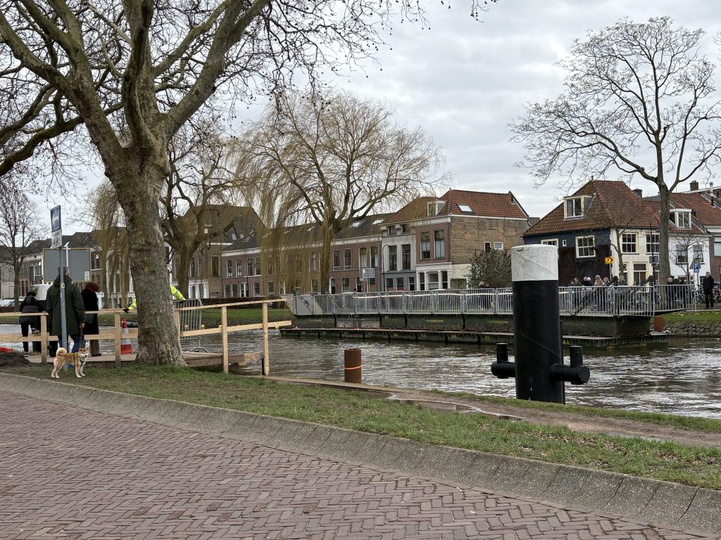 Aan de overkant ligt de pontonbrug